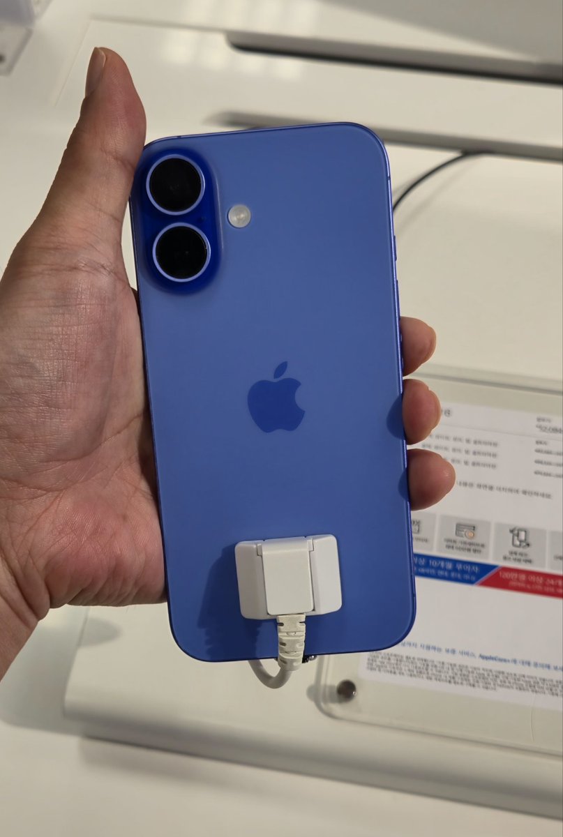 paralleljoker1's tweet photo. IPhone 16 見てきた https://t.co/5dGvkbhLwu