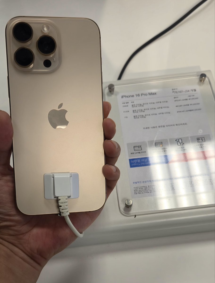 paralleljoker1's tweet photo. IPhone 16 見てきた https://t.co/5dGvkbhLwu