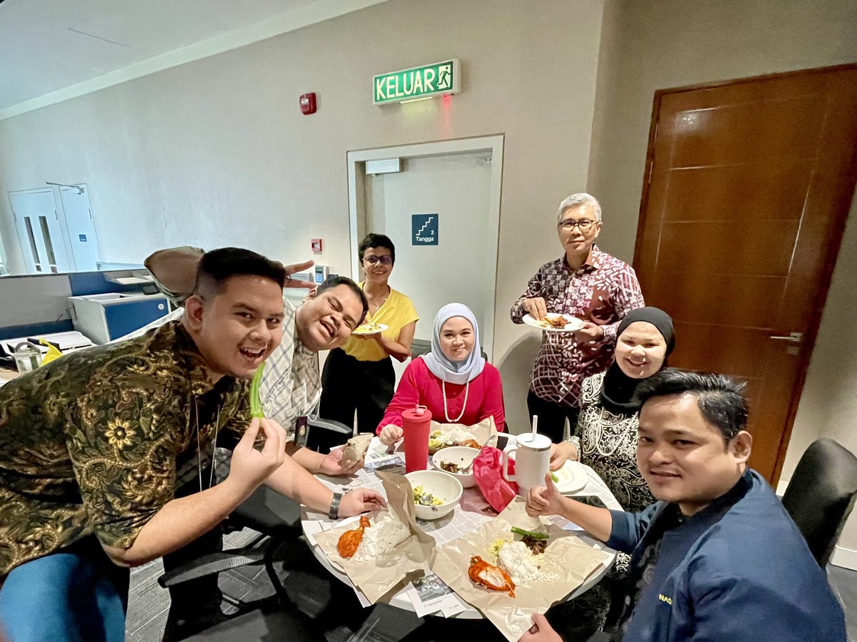tzafrul_aziz's tweet photo. A family that eats together stays together!
Lunch bersama #TeamMITI di office. Makan ramai-ramai macam ni memang seronok. Sambil makan, boleh sembang tentang family dan aktiviti harian. Good way to bond and get to know each other.
Takkan nak cerita pasal kerja je setiap masa kan? π
#TZA