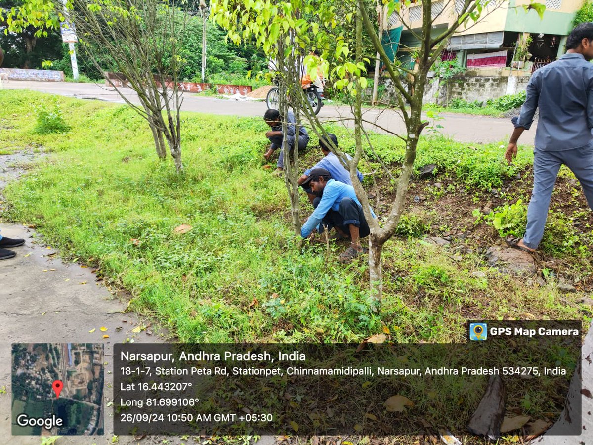 drmvijayawada's tweet image. The journey to a cleaner India starts with us!
Railway staff join hands for a cleanliness drive ensuring a cleaner &amp;amp; healthier environment. 
Shramdaan done at #Narsapur Coaching depot #SwachhataHiSeva2024 #SwachhBharatMission #BZASHS24
@swachhbharat
@SCRailwayIndia
@RailMinIndia