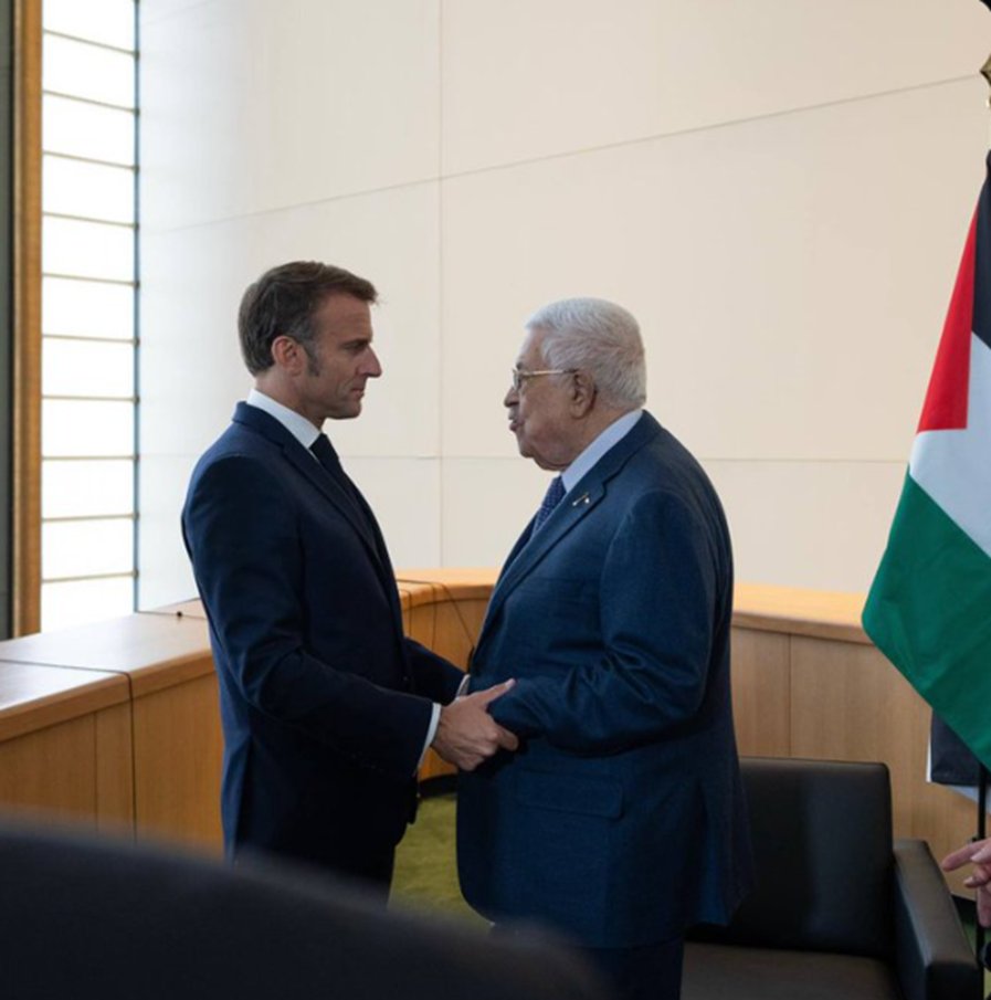 olivia220's tweet photo. Il n'y a que moi que cela choque que le Président des #français ou des #françaisdeletranger #collaborent avec les #ennemis de la #France mais également les #ennemis de mon pays #Israel ???
Va-t'il réserver les #mêmessourires à notre premier ministre #israélien @Netanayou ou il les réserve juste pour les #ennemis de la #France et d'#Israel ???
Parce que soit c'est moi qui ai un problème
Soit @EmmanuelMacron est bel et bien un #collaborateur et qu'il est le digne #successeur de #Petain quant à @jnbarrot on peut dire qu'il est le digne #successeur de #Laval.
Dites-moi parce que j'ai l'impression de devenir "folle".
Et les #organisationsjuives allez-vous continuer de #collaborer avec @EmmanuelMacron alors qu'il est contre nous ???
@Association_OJE @_LICRA_ @DILCRAH @ElnetFr @agirensemblefr @BnaiBrithFrance @Le_CRIF @ConsistoireFr @Consistoire @HaimKorsia
Et vous @Imam1chalghoumi ?
Et toi @CarolineYADAN ??
Aujourd'hui, il pleut dans nos coeurs de #citoyensfrançais quelque soit notre #religion comme il pleut dans le coeur des #francoisraéliens comme il pleut sur #Israel.