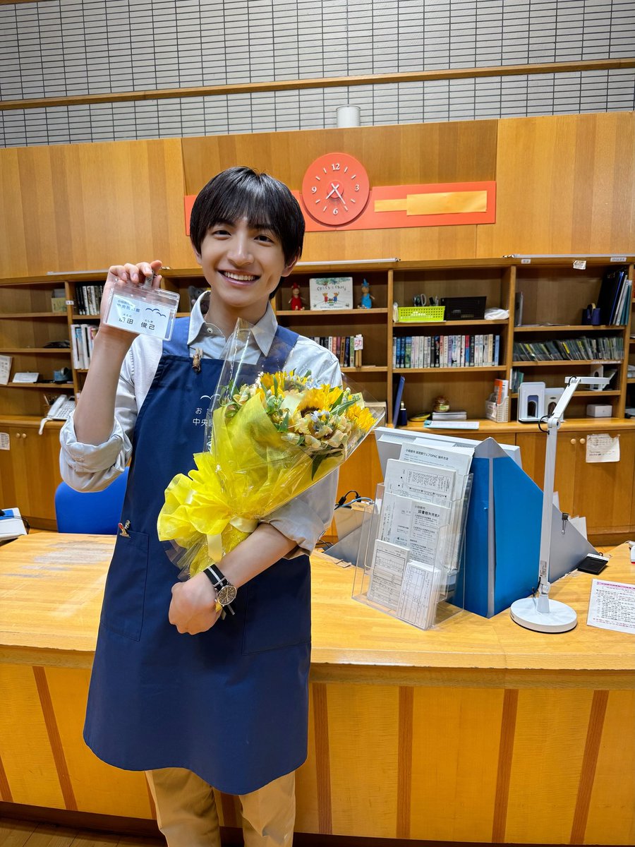 jr_official_X's tweet photo. 【 📺Drama 】

先日最終回を迎えた
目黒蓮さん主演ドラマ『 #海のはじまり 』
#川﨑皇輝 のクランクアップ写真をお届けです📸

ご覧いただいた皆さま、ありがとうございました📚💓💐

#少年忍者 https://t.co/N7xUxvW168