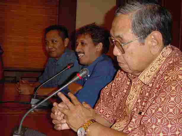 filsafatmu's tweet photo. Suatu ketika, Gus Dur memanggil Munir Said Thalib... menawarinya untuk menjadi Jaksa Agung... Tetapi Munir menjawab "Karier tertinggi seorang aktivis bukan jabatan, tapi mati" https://t.co/5RZ25Bgwz6