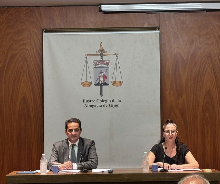 Una tarde estupenda con los compañeros del Colegio de la Abogacia de Gijón hablando de #Deontologia Profesional. Gracias a su Decano Benigno Villarejo y a Irene Menéndez por la preparación de la Jornada. <a href="/Abogacia_es/">Abogacía Española</a> <a href="/ICALBA_AB/">Ilustre Colegio de la Abogacía de Albacete</a>