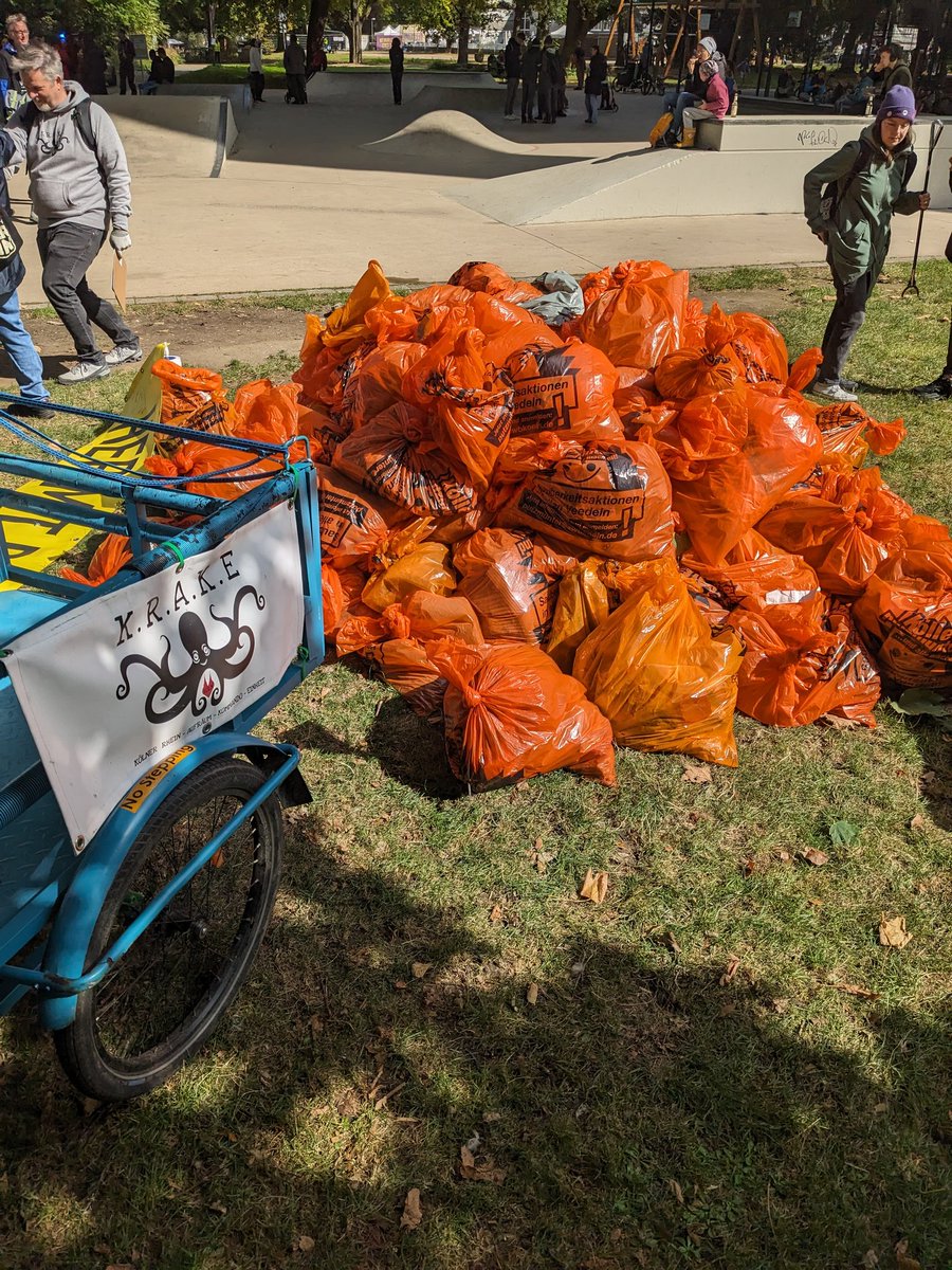 hannahcmuir's tweet photo. #SourcetoSea #RhineCycle "rest" day in Cologne🇩🇪 I joined the #RhineCleanUp with local group #KRAKE to help the annual Rhine-wide effort to collect #waste from the riverbank🏞️ I also chatted with #Köln locals about their #ocean connection💧🌊 https://t.co/lcxpiAQfKN