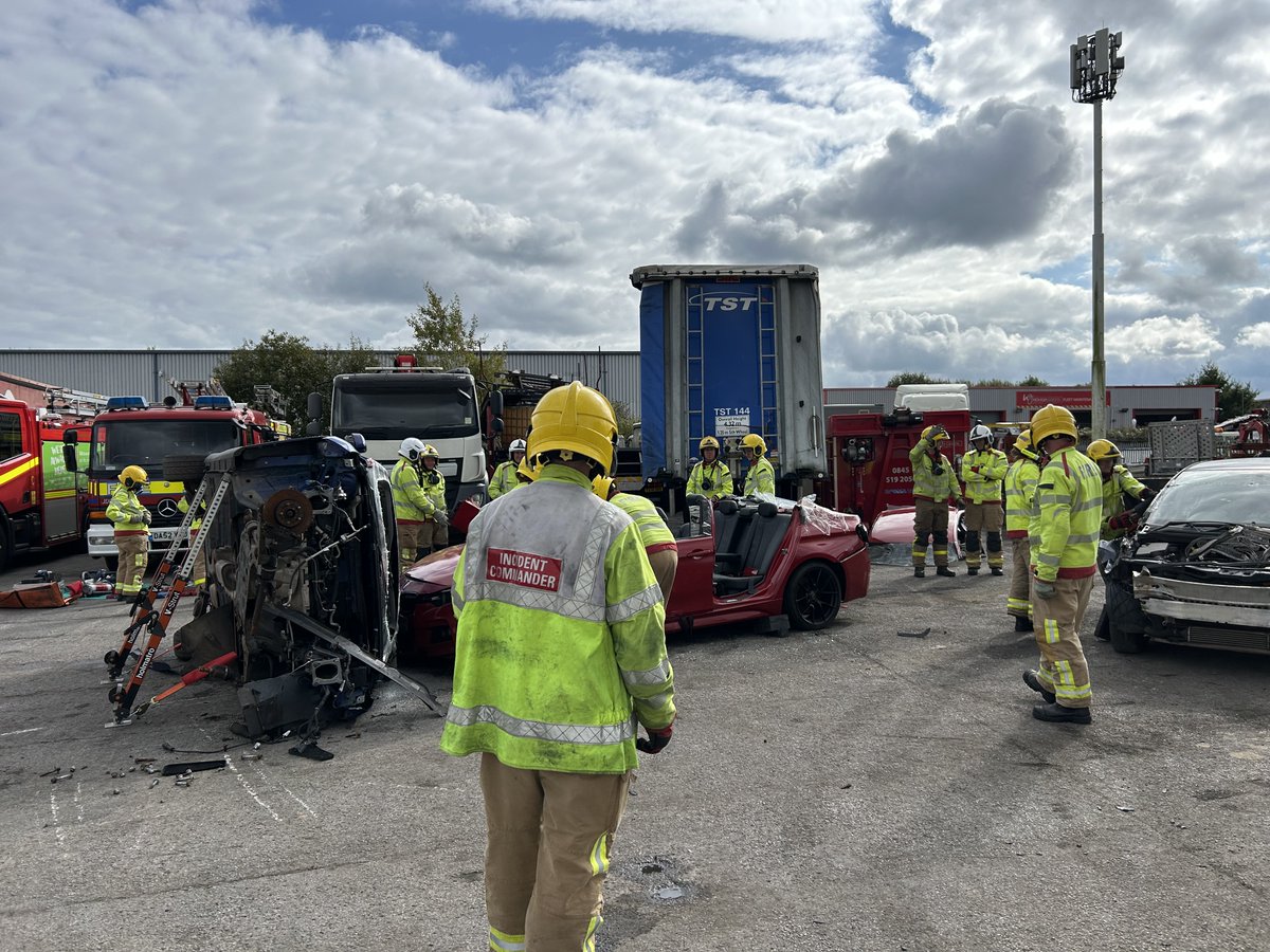 PenkethFS's tweet photo. Penketh &amp; Widnes carried out cross boarder training with Merseyside Fire and Rescue Service at Hough Green Garage. We simulated a three car RTC and shared good practices between crews. 

Thank you to Hough Green for accommodating us. https://t.co/NUldBFIgFW