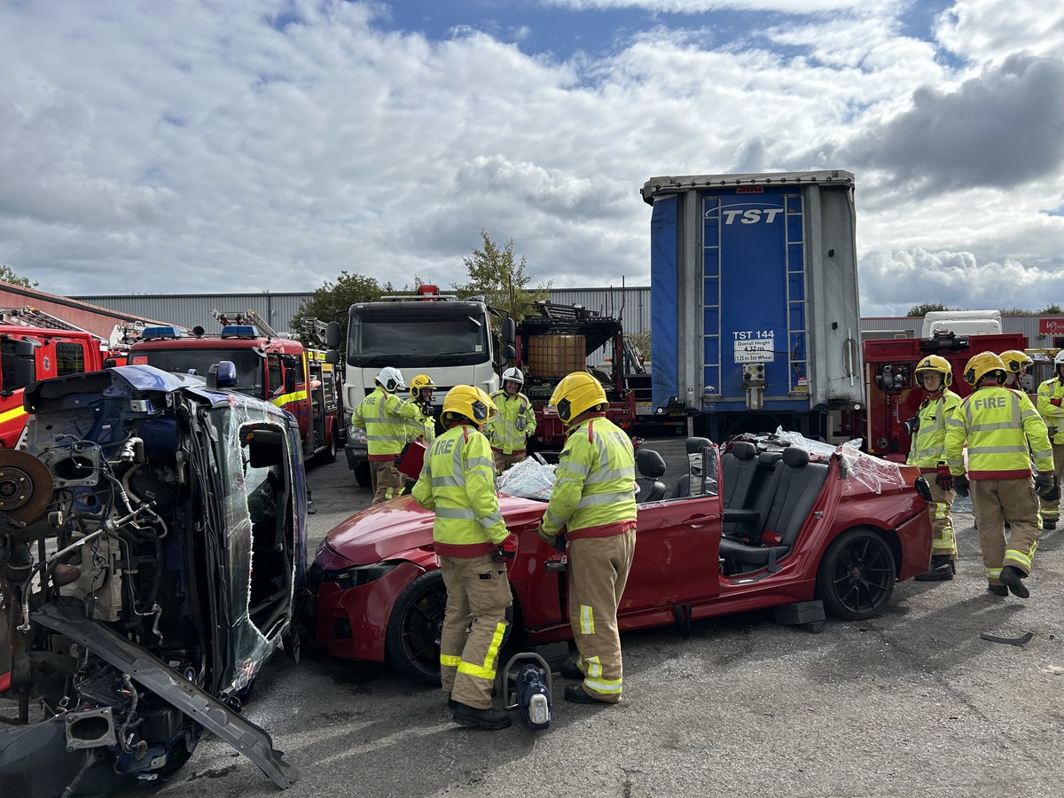 PenkethFS's tweet photo. Penketh &amp; Widnes carried out cross boarder training with Merseyside Fire and Rescue Service at Hough Green Garage. We simulated a three car RTC and shared good practices between crews. 

Thank you to Hough Green for accommodating us. https://t.co/NUldBFIgFW