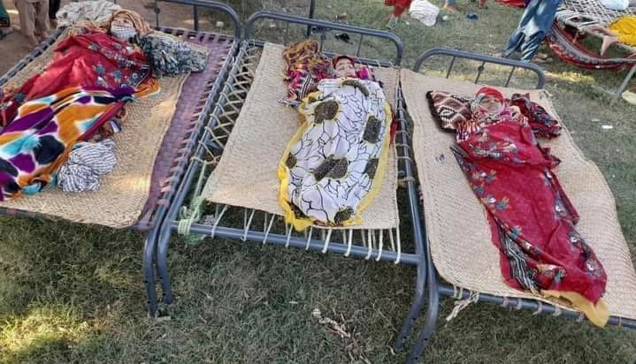 کوہ سلیمان تمن بزدار کے علاقے مبارکی میں تین چھوٹی بیٹیاں ڈیم میں ڈوب کر جان کے بازی ہارگئی۔ تینوں ننھی بچیوں 5th کلاس میں پڑھ رھی تھیں۔ تینوں بچیاں آپس میں 2 سگی بہنیں اور ایک کزن ھے۔
تینوں بچیاں اپنے رشتے داروں کی شادی میں شرکت کیلئے گئی ھوئی تھیں