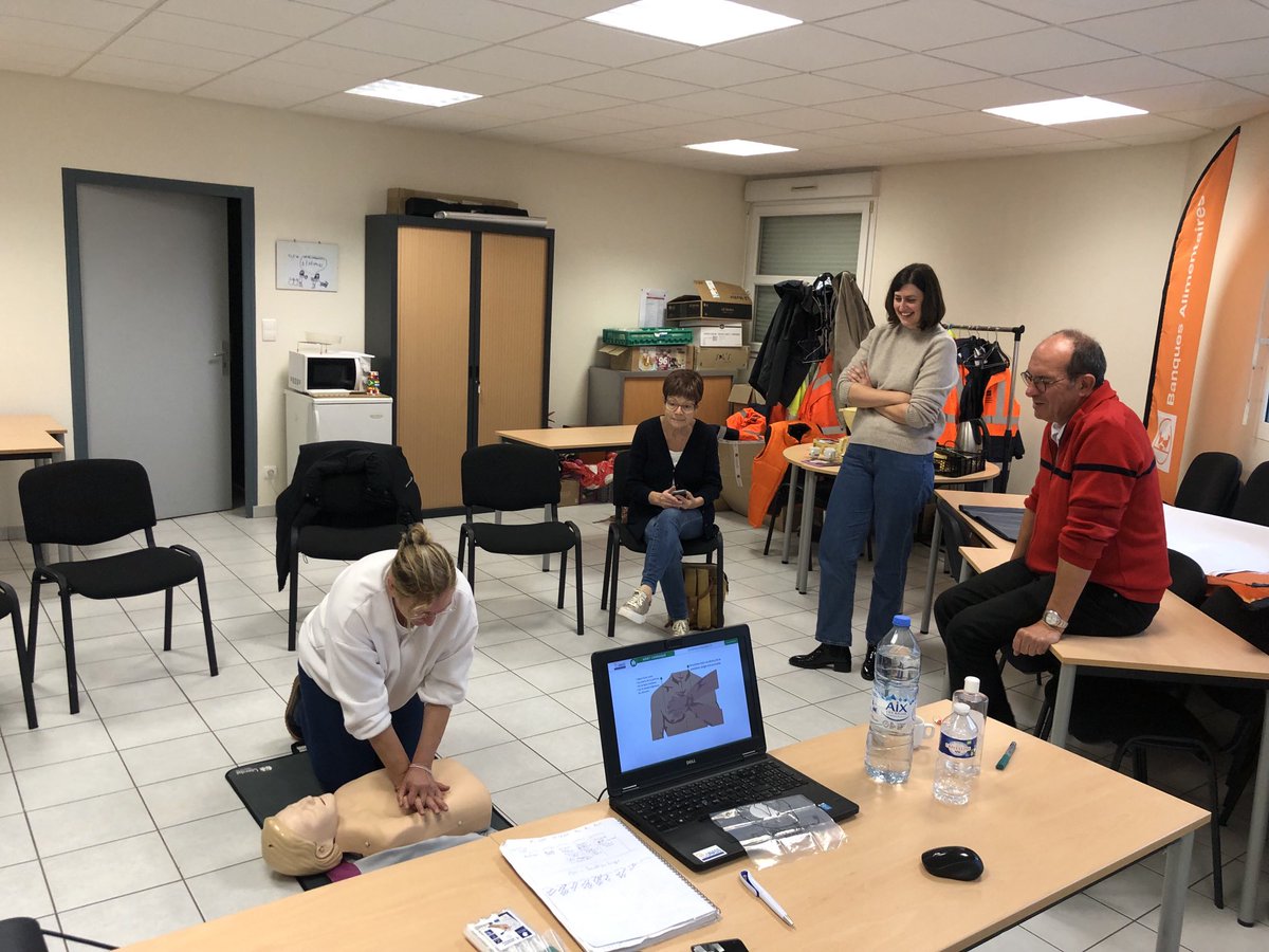 Les bénévoles de la Banque Alimentaire de la Marne apprennent les gestes qui sauvent.