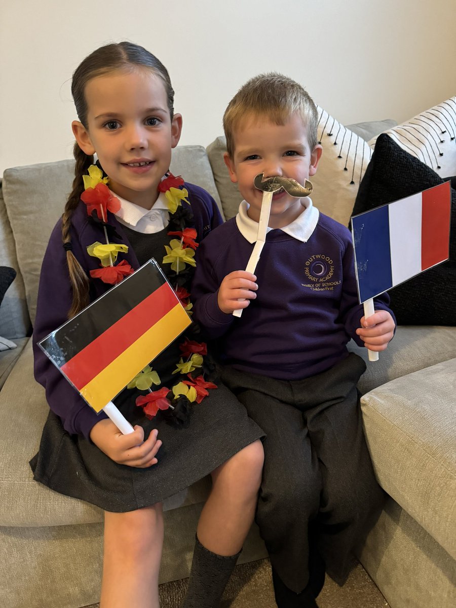 megpearsonx's tweet photo. Language day 🌍

@OPALG_2P German for Ivy 🇩🇪💛
@OPALG_N2425 French for Chester 🇫🇷🥖 https://t.co/lY9sKEVlrS