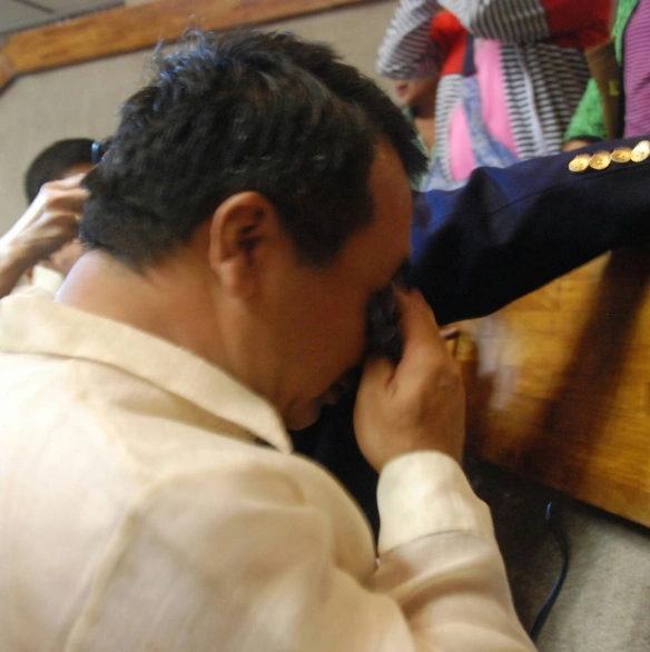 CarwynCandila_'s tweet photo. This was Neri Colmenares, then-Bayan Muna representative, crying in frustration after the then-Aquino led majority shot down a bill that was supposed to raise the SSS pension of seniors to PHP 2000.

Ang tunay na may pakialam sa masa at mahihirap, Bayan Muna at Makabayan! https://t.co/jiCCGJcSd1