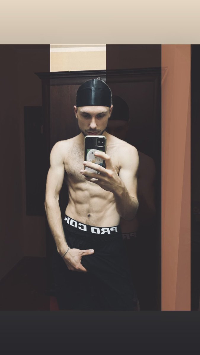 TonHeroff's tweet image. Вы у меня все спрашиваете почему я выпал из твиттора ( шучу, никто ни разу не спросил😏) залетаю в этот #нюдсочетверг чтобы похвастаџа новой банданой. Сделай ретвит и боженька благославит твой день 😌