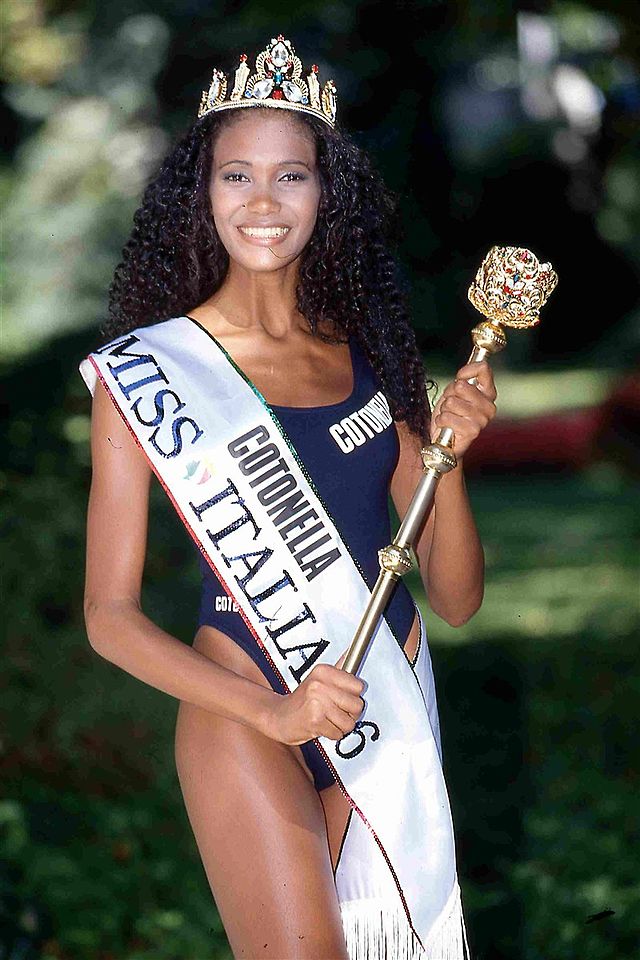 il declino di questo paese è iniziato con l'investitura a miss Italia di questa qui,la Mendez, che ditemi voi se rappresenta al meglio la bellezza italica.......😂😂😂
da li' in poi è stato un disastro,con la politica e la cultura woke che ci ha portato finoggi. andateacagare!!!