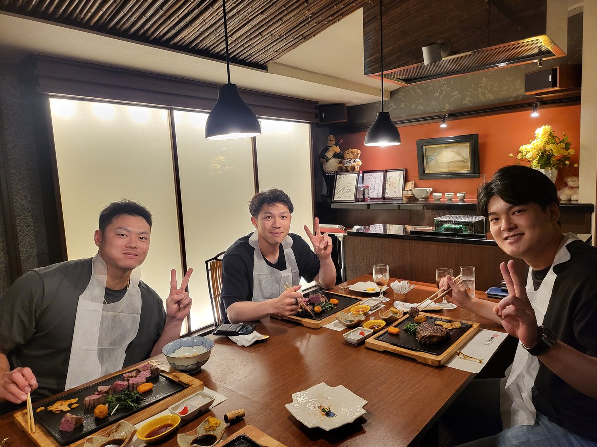 こんにちは皆さん。
去年から約束していた昂弥ステーキの会🥩ようやく開催されました👏
端の2人どんだけ食うんだ(゜ロ゜;   真ん中の子は3回連続誘いを断っていたくせに、ステーキならと立候補してきました🐺

ステーキボーイズの今後に注目です🧐  目指せ最多安打‼️