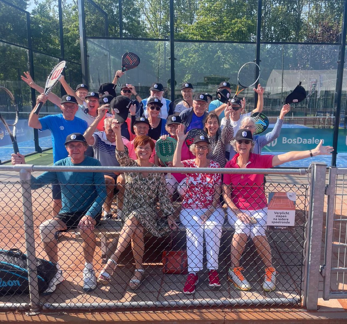 Iedere vrijdagochtend verzamelen de Old Star tennissers bij <a href="/LTCNaaldwijk/">LTCNaaldwijk</a> om na een warming up een potje tennis, padel, jeu de boules of sjoelen te spelen. 🎾🏓

De sportieve groep ontving namens BosDaalen allemaal een mooie pet!
