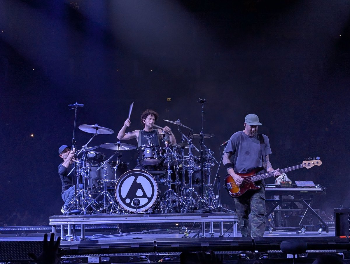 Mattouts's tweet photo. Le concert de fou furieux ptn 🤟

📍Th O2 Arena, London
#HeavyIsTheCrown 
#LinkinPark https://t.co/xk1CgldXJz
