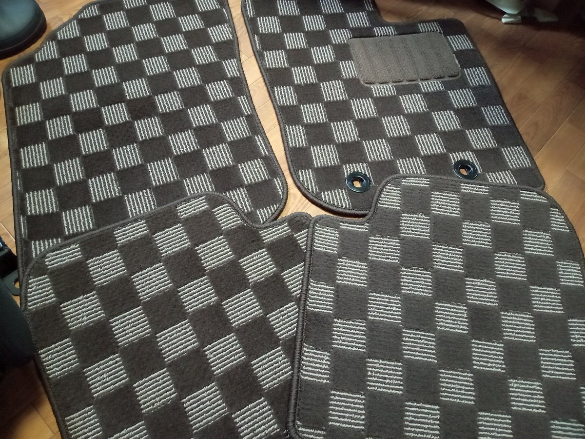 _ChickenRacing_'s tweet photo. ギャルマシンL285Sミラのフロアマットが汎用のゴムで、見た目が…だったので、社外のビッグチェック/ブラウンをオーダーしてみた🎵
なかなかいいね〜🏁😀👍
#ギャルマシン
#L285S https://t.co/5BsKaEbnnJ