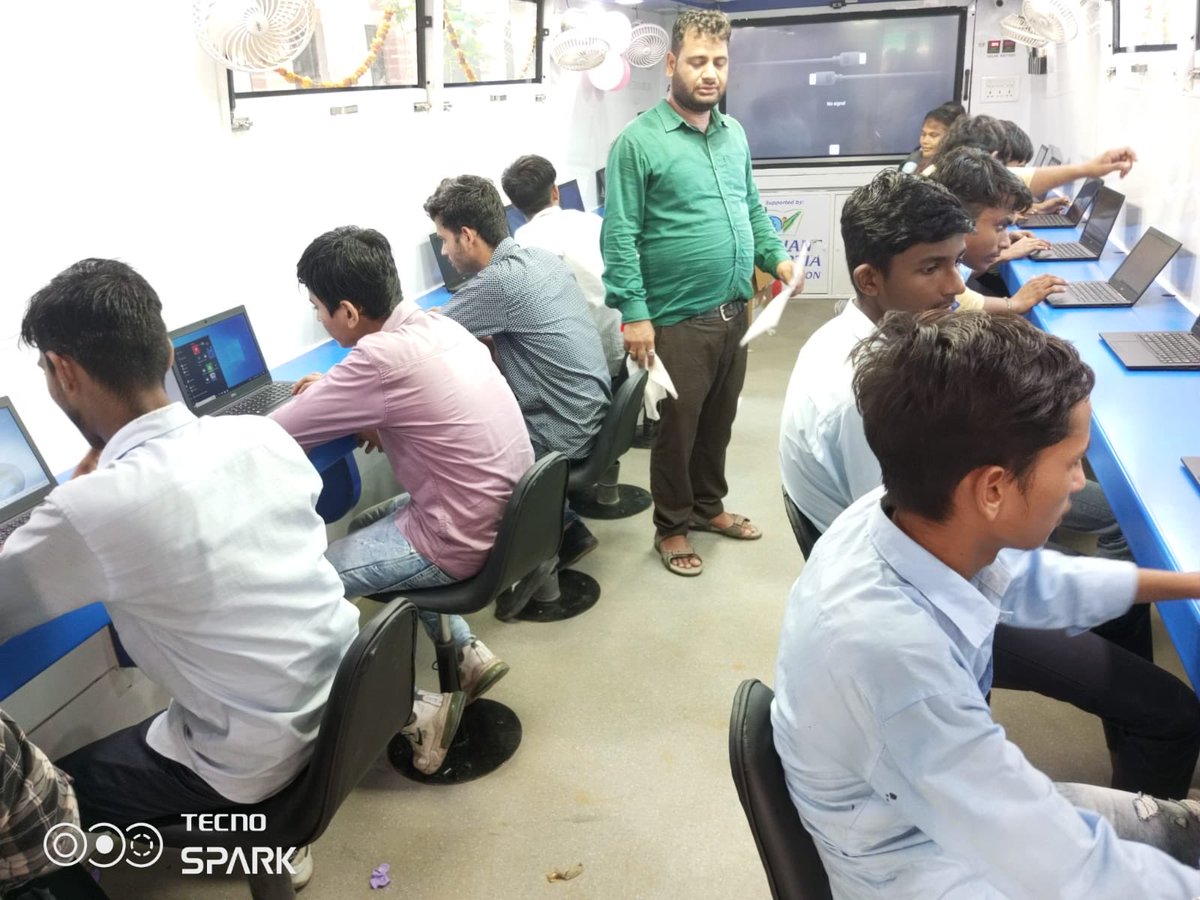 भरतपुर में युवा कौशल रथ में प्रशिक्षण लेते हुए ।
⁦<a href="/jayantrld/">Jayant Singh</a>⁩ ⁦<a href="/MSDESkillIndia/">Skill India</a>⁩