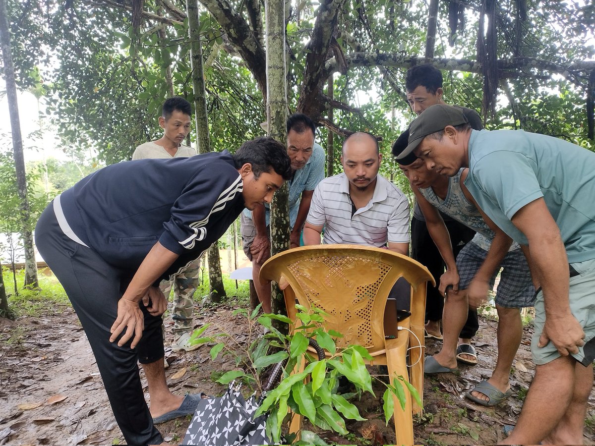 wapang12's tweet image. Another day, same spot for network. 

Luckily it&apos;s a sunny day today. 

#GIS_mapping #Villagemapping #participatorymapping 
#googleearth #locus_gis #goole_forms