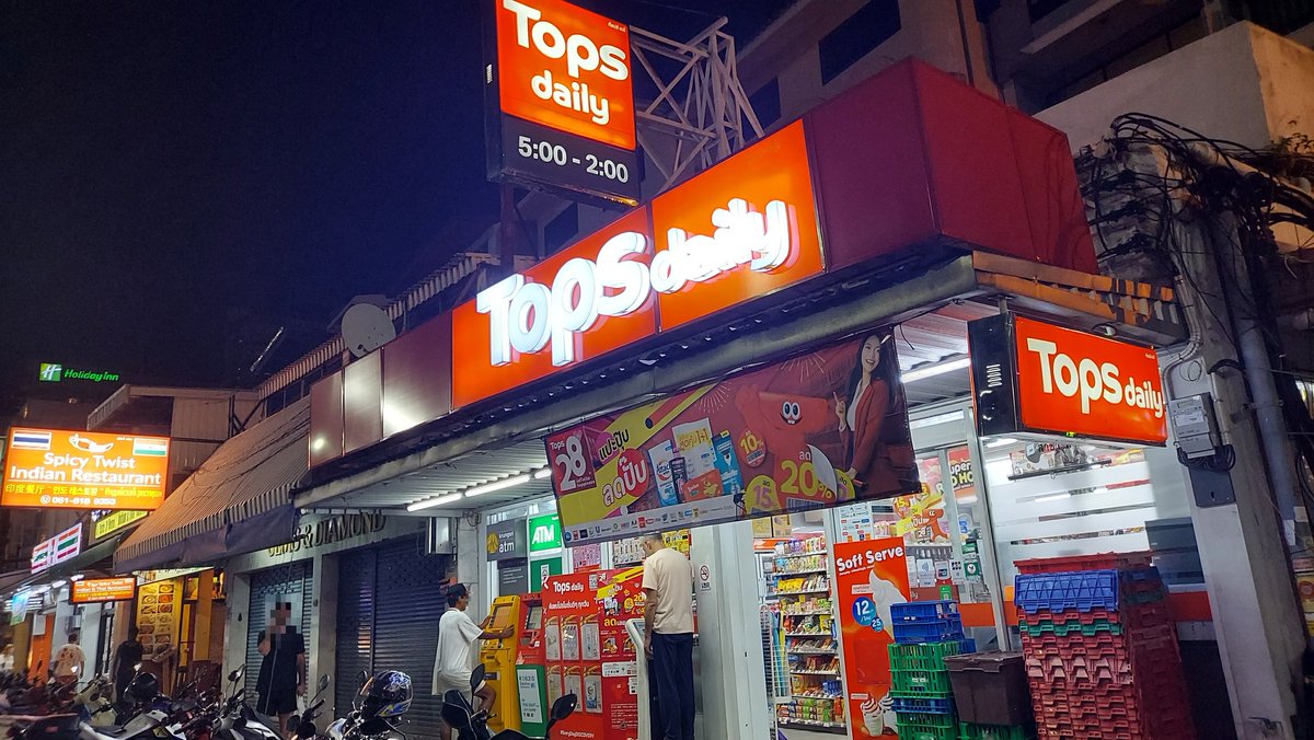 PattayaFoods's tweet photo. トップスデイリー、サワディーカッ🎶
店内ジングルが印象的なタイのコンビニTops dailyは12バーツのソフトクリーム販売中
バニラ、チョコ、ミックスの3種類
量は爆盛MIXUEの半分以下なので、ちょこっと食べたい時の🍦です
#ท็อปส์เดลี่
#Topsdaily https://t.co/KsrqIDkVCk