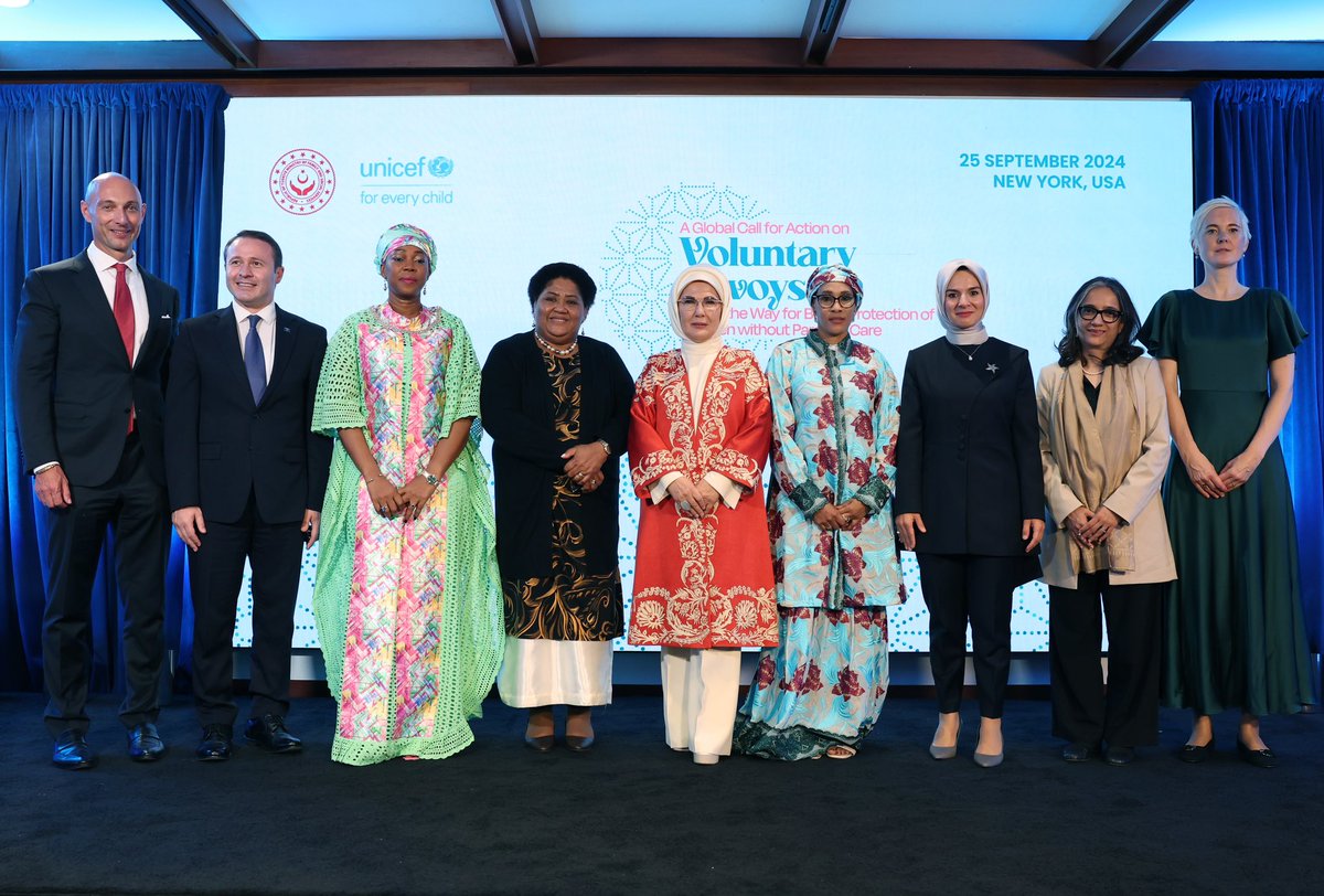 Aile ve Sosyal Hizmetler Bakanlığımız ile UNICEF iş birliğinde düzenlenen “Bir Deniz Yıldızı Hikayesi: Gönül Elçilerine Küresel Davet” programında kıymetli lider eşleri ve BM Çocuk Fonu Temsilcileri ile buluştuk. 

Koruma altındaki çocuklarımızın güvenliği ve huzuruna yönelik