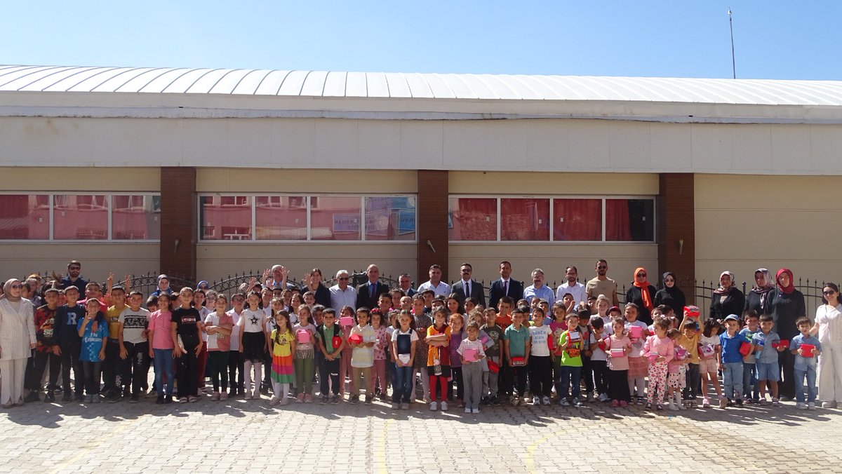 TaskentMEM's tweet photo. 2024-2025 Eğitim Öğretim Yılı İlköğretim Haftası Kutlama Programı Sayın Kaymakamımız Muhammet YÜCETAĞ, Belediye Başkan Yardımcısı Sayın Ali Rıza AKDEDE, İlçe Milli Eğitim Müdürü Sayın Abdullah DÖNMEZ ve Diğer Kurum Amirlerinin katılımı ile MuzafferÖzlen Ortaokulun'da gerçekleşti. https://t.co/cehCughpvo