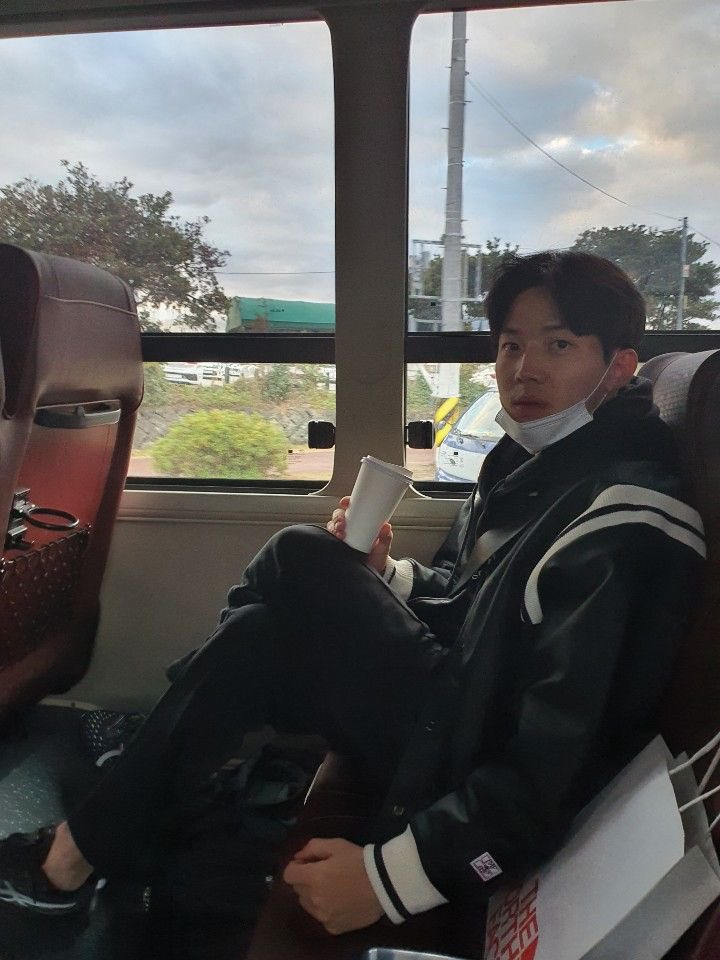 gangdo0825's tweet photo. 헤어지자고?
...나 길 모르는데
일단 이 버스 내리고 큰 길 나가서 얘기해 https://t.co/cvlgezKg1m