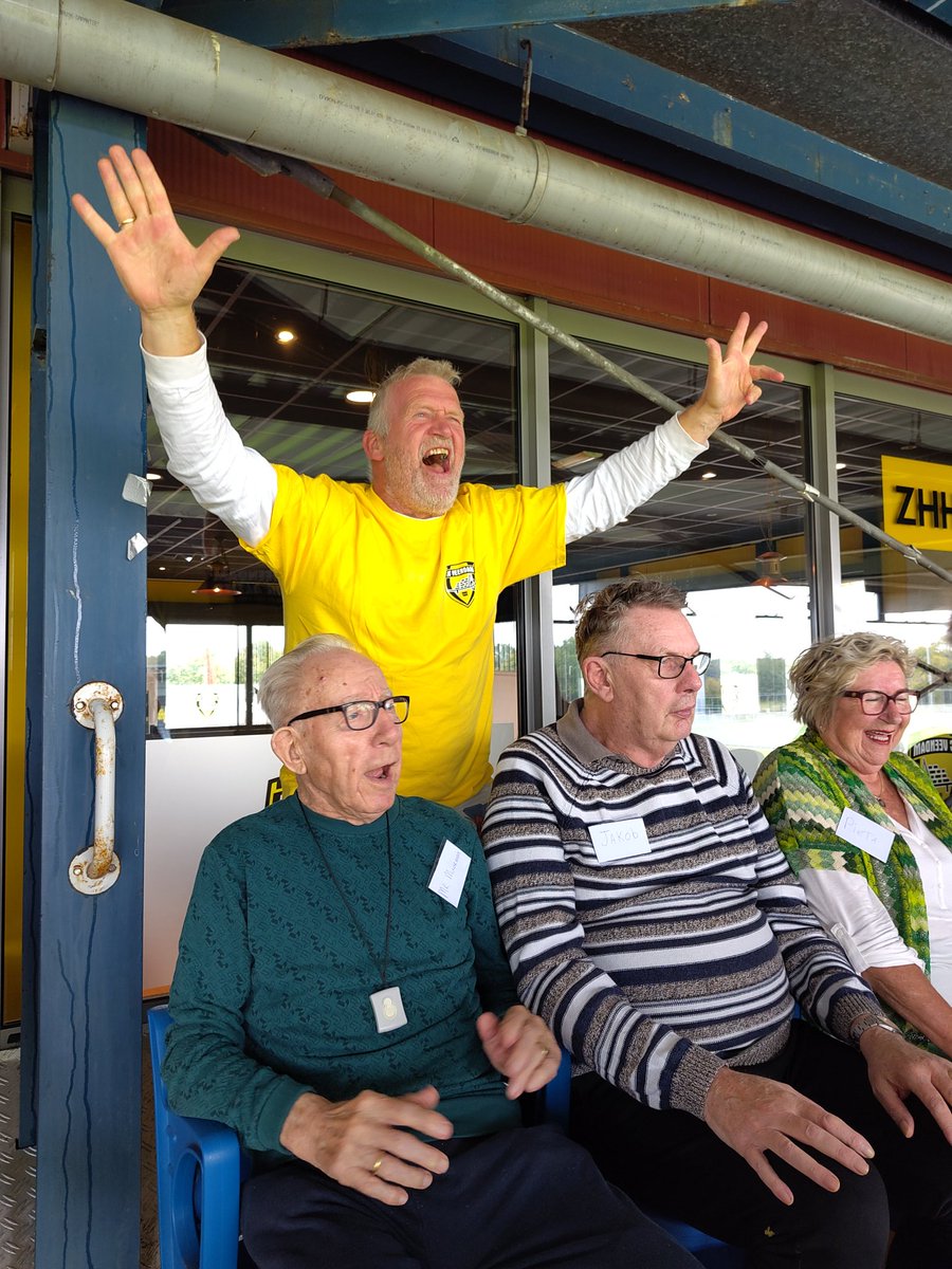 Eric de Jager (@de_hunter) on Twitter photo Gisteren was het ouderwets broez'n aan de Langeleegte. Henk de Haan haalde voetbalherinneringen op met Veendamse ouderen met beginnende dementie. Het werd een feest der herkenning. Voetbal Herinneringen is een prachtig initiatief van <a href="/alzheimernl/">Alzheimer Nederland</a>. trouw.nl/sport/opeens-w… Gisteren was het ouderwets broez'n aan de Langeleegte. Henk de Haan haalde voetbalherinneringen op met Veendamse ouderen met beginnende dementie. Het werd een feest der herkenning. Voetbal Herinneringen is een prachtig initiatief van <a href="/alzheimernl/">Alzheimer Nederland</a>. trouw.nl/sport/opeens-w…