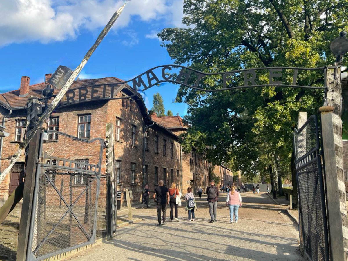 No comparison, but walking around Auschwitz made me think of the 100 billion animals in factory farms
facebook.com/share/p/eLnerZ…