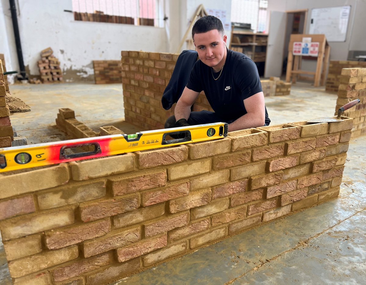 optimumskillsNE's tweet photo. At our Benfield Construction Academy, Apprentice Bricklayer, Nicholas, has been practising feature brickwork and developing his hand skills!

Find out more about the latest opportunities at our Construction Academies
🧱 https://t.co/6kgO9AXxwj

#Apprentice #Bricklaying https://t.co/51Pxv9rc3h