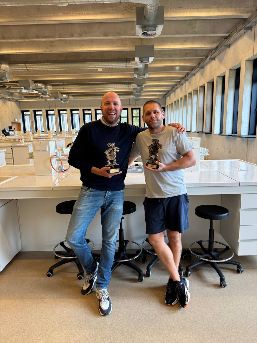 GlobalChangeEcology (@gce_uantwerp) on Twitter photo En of biologen goeie lesgevers zijn! <a href="/jonasschoelynck/">Jonas Schoelynck</a> (top-professor) en Niko Celis (top-assistent) kregen tijdens de proclamatie van de Faculteit Wetenschappen allebei een gouden 'Gobelijntje' voor hun uitmuntende lessen en practica. En of biologen goeie lesgevers zijn! <a href="/jonasschoelynck/">Jonas Schoelynck</a> (top-professor) en Niko Celis (top-assistent) kregen tijdens de proclamatie van de Faculteit Wetenschappen allebei een gouden 'Gobelijntje' voor hun uitmuntende lessen en practica.