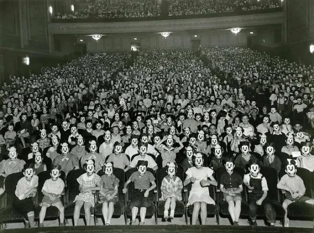 DoctorVyse's tweet photo. Todos son Mickey Mouse.

Este encuentro de los fans del ratón más famoso en los años 30 parece cualquier cosa menos divertido. https://t.co/fzJxeiMZnY