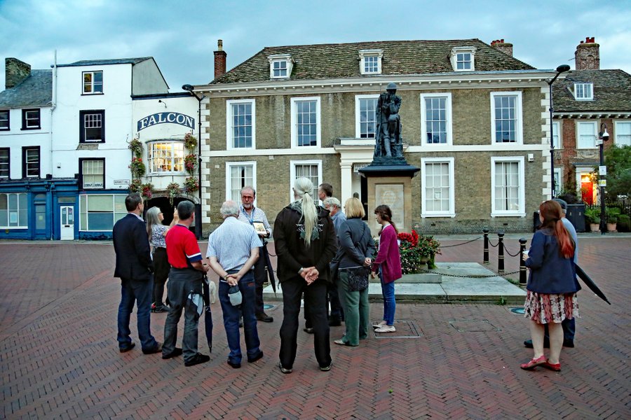 Join us next Thursday evening, 3 October, for one of our popular guided walks exploring #17thCentury #Huntingdon, including royal visits, witch trials, Pepys, Civil War, daily life and of course Cromwell. Details and bookings at: cromwellmuseum.org/events/cromwel…