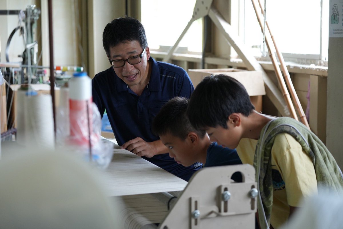 tsc_freeschool's tweet photo. 柔道着の生地を製造されている千晃織物さんに社会見学に行きました🥋

糸が何本も重なり生地を織りなしていく様子に、「なんでこうなってるの？」という疑問が自然と出てきて、質問する様子もたくさん。

企業の方からの話を真剣に聞く姿もとても素晴しかったです！ https://t.co/47p7YfsX66