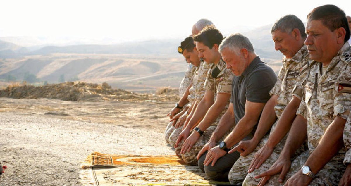 هذا جيشنا الأردني المؤمن الموحد لله، حفظه الله وحماه
ولا عزاء للحاقدين والمنافقين والجاحدين 🤚🏼

#الأردن 
#الجيش_العربي_الاردني_خط_أحمر