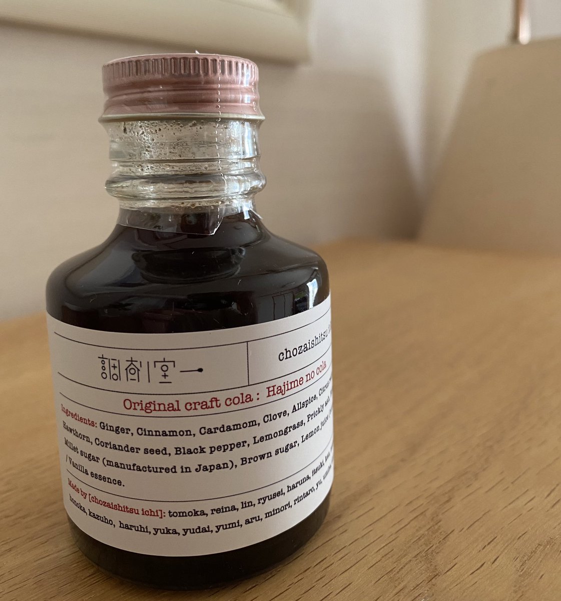 LIN1466695's tweet photo. 今更ですが、丘マーにふらっと遊びに行ってきました！
クラフトコーラを一口飲むと、今までの調剤室 一での思い出がぶあっと出てきた。

そうそう、この味だったよね。

念願の瓶も購入！第2章も楽しみです！ https://t.co/iCcxgrNI1K