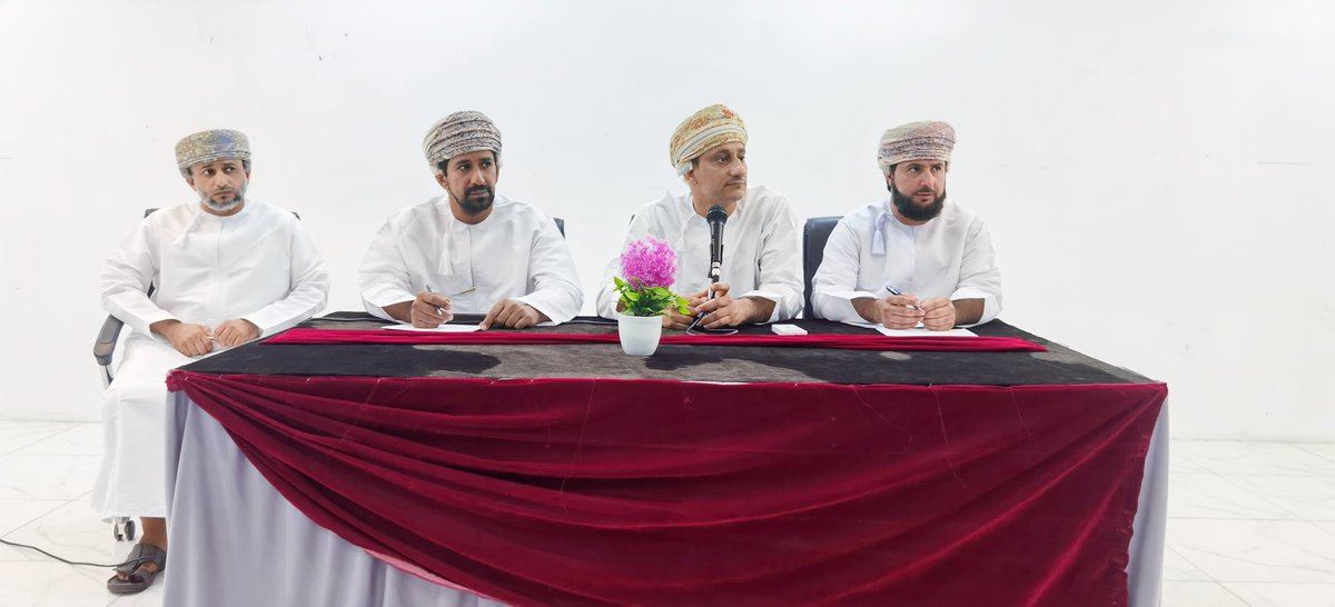 إجتمعت إدارة المدرسة ممثلة في مدير المدرسة والمدير المساعد والأخصائي الإجتماعي وأخصائي الأنشطة بمجالس الفصول وذلك بهدف غرس روح التنافس بين الطلبة في قيادة وإدارة الصف والمشاركة الفاعلة في الإذاعة المدرسية ودوري كرة القدم بين الفصول والكشف عن مواهب الطلبة وتفعيل دوري النظافة