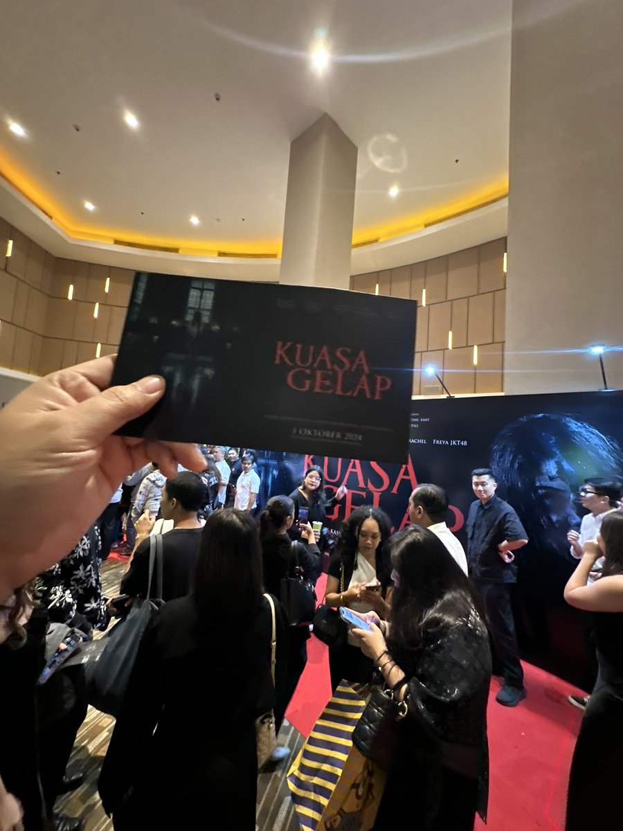 RomoKristiadipr's tweet photo. Semalam, dapat undangan dari orang baik untuk mengikuti pemutaran perdana film #KuasaGelap. Film horor dengan tema eksorsisme (praktik pengusiran setan secara Katolik) pertama di Indonesia. 

Bagus. 8,5 deh nilainya. Nonton ya serentak mulai 3 oktober di XXI. Mengapa hrs nonton? https://t.co/Jm0pn3deCF