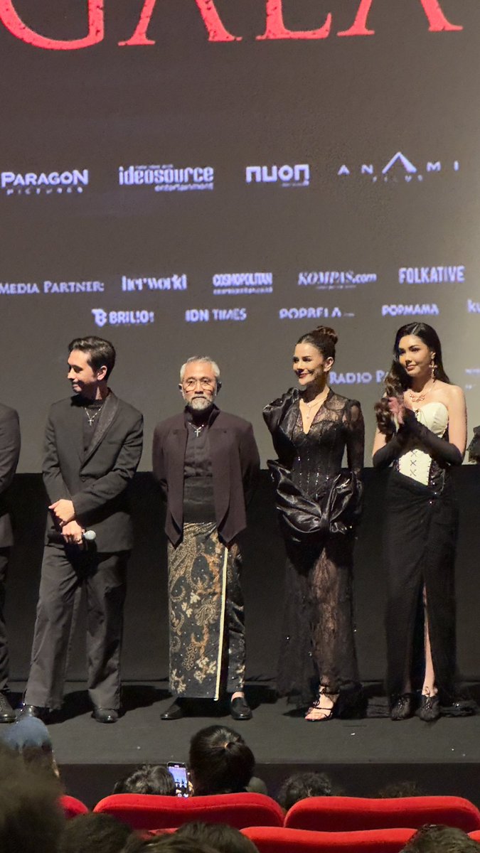 RomoKristiadipr's tweet photo. Semalam, dapat undangan dari orang baik untuk mengikuti pemutaran perdana film #KuasaGelap. Film horor dengan tema eksorsisme (praktik pengusiran setan secara Katolik) pertama di Indonesia. 

Bagus. 8,5 deh nilainya. Nonton ya serentak mulai 3 oktober di XXI. Mengapa hrs nonton? https://t.co/Jm0pn3deCF