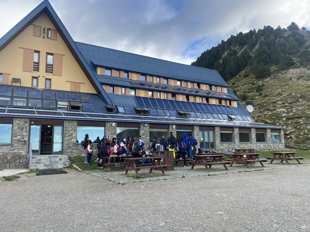 A punt de pujar al Puigmal 🏔️☀️Amunt, amunt promoció 24-28 ☀️🧡#nuria2425plamarcell <a href="/INS_Pla_Marcell/">Institut Pla Marcell</a>