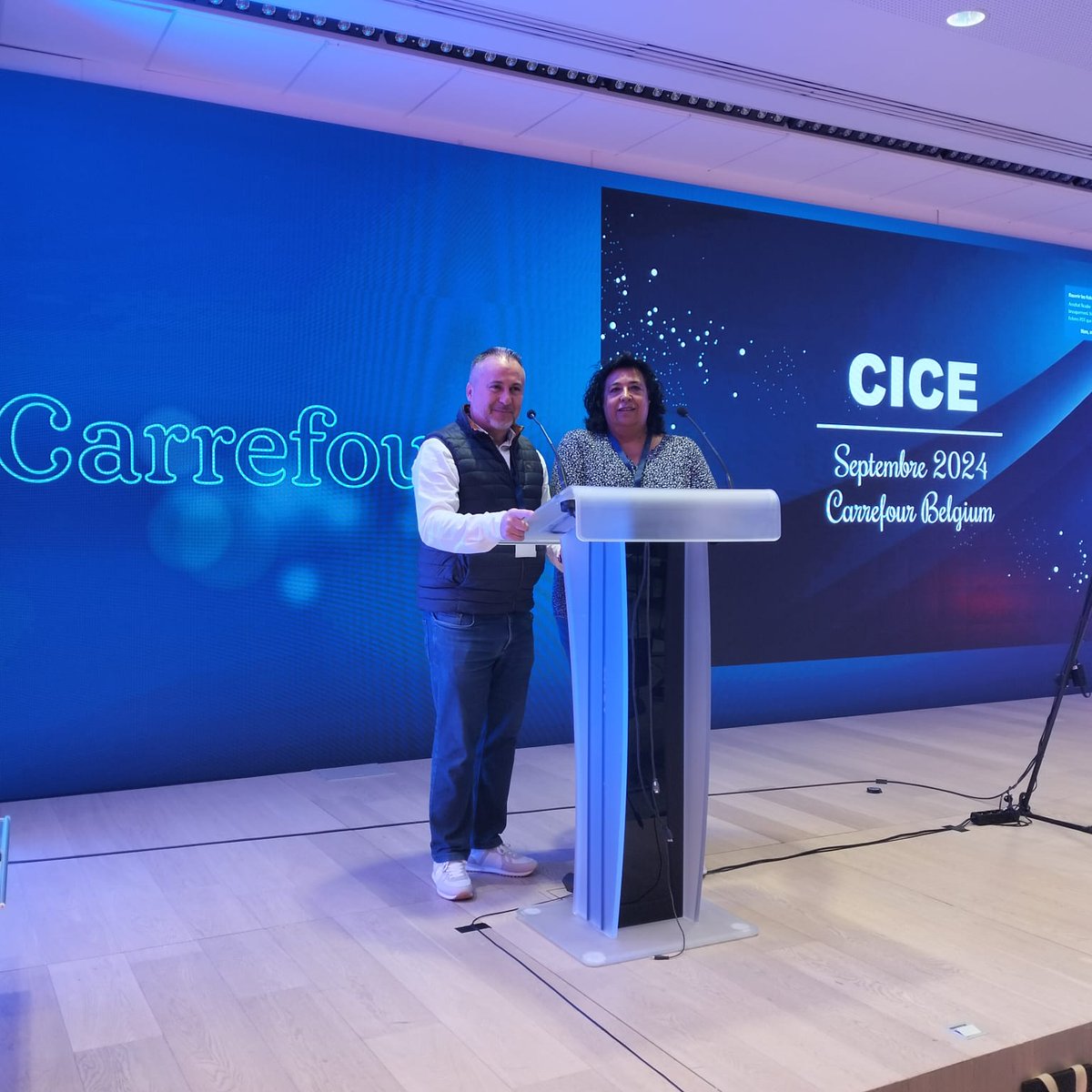 Hoy segunda jornada en París, reunión CICE
<a href="/CarrefourGroup/">Carrefour</a> con <a href="/francissepu/">Francisco Sepulveda</a> y Carmen Toribio en representación de Grupo <a href="/CCOOCarrefour/">Grupo CCOO Carrefour</a>
<a href="/serviciosccoo/">Servicios CCOO</a> <a href="/ComercioCCOO/">Comercio Servicios CCOO</a>