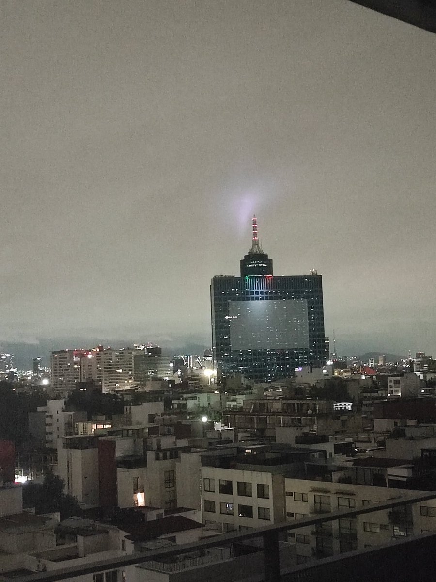 ingrid_rg's tweet photo. Alguien más vio ésta luz después del microsismo? #temblor #microsismo #wtc #benitojuarez
Nunca la había visto, o sea, no es reflejo de las luces, se difuminaba y volvía a salir https://t.co/0xbaDqnLe9