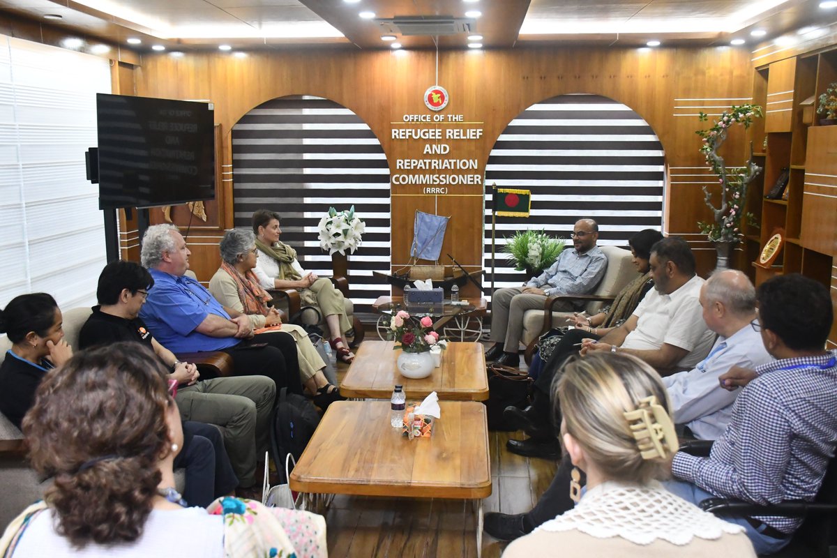 RohingyaResp's tweet image. @RohingyaResp hosted 🇺🇳UNRR in CXB yesterday. They engaged with #Rohingya #refugees, #humanitarian partners &amp;amp; 🇧🇩 officials on key advocacy issues. They observed multi-sectoral aspects in the camps. Talks with RRRC, CiCs, Sectors, and UN CXB heads inspire hope for joint efforts.🫱🏻‍🫲🏼