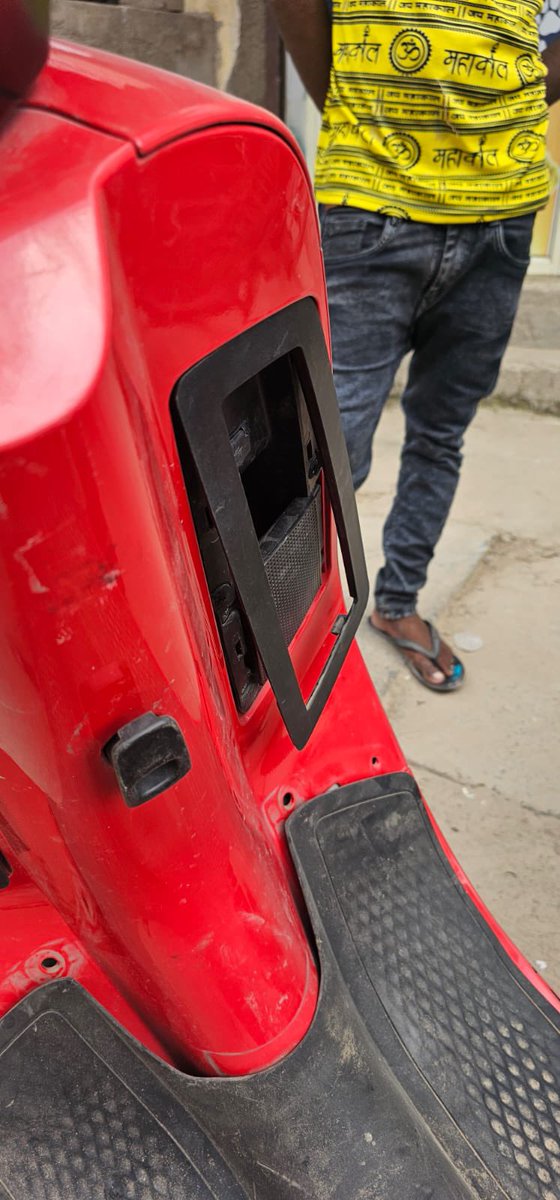 SrvSinha1's tweet photo. Reality of ola electric receive scooter after month in more broken and damage conditions what a hard earned money I promise. @bhash  shame on ur fake promise and commitment @OlaElectric #fakeolaelectic #faud #OlaElectric https://t.co/gWY3ASLikN