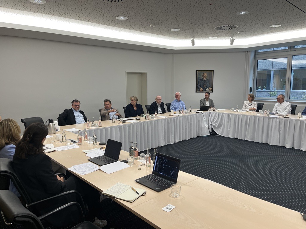 CAIMed (@caimed_de) on Twitter photo 🤝Delegation um Gesundheitsminister Andreas Philippi (<a href="/PhilippiSpd/">Dr. Andreas Philippi</a>) und MdB Christos Pantazis (<a href="/Dr_Pantazis/">Dr. Christos Pantazis MdB</a>) besucht den CAIMed-Standort an der Medizinischen Hochschule Hannover für einen Fachaustausch zur Zukunft der KI-gestützten Gesundheitsversorgung
#CAIMed #Medizin #KI 🤝Delegation um Gesundheitsminister Andreas Philippi (<a href="/PhilippiSpd/">Dr. Andreas Philippi</a>) und MdB Christos Pantazis (<a href="/Dr_Pantazis/">Dr. Christos Pantazis MdB</a>) besucht den CAIMed-Standort an der Medizinischen Hochschule Hannover für einen Fachaustausch zur Zukunft der KI-gestützten Gesundheitsversorgung
#CAIMed #Medizin #KI