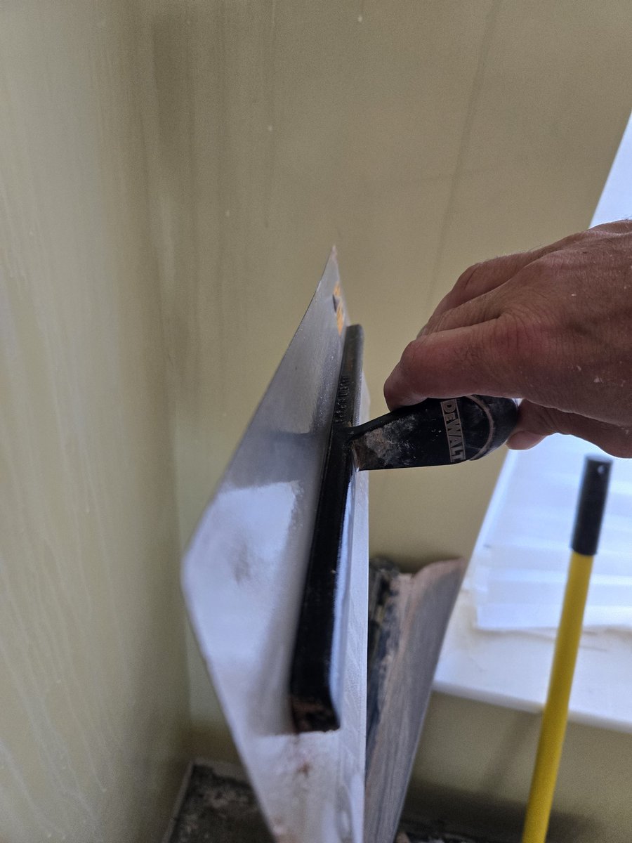 sparkormarc's tweet photo. @dewalt had the trowel 1 week totally bent the wrong way...useless very unhappy to waste my money on tbis! https://t.co/Bb3XX0CRvO