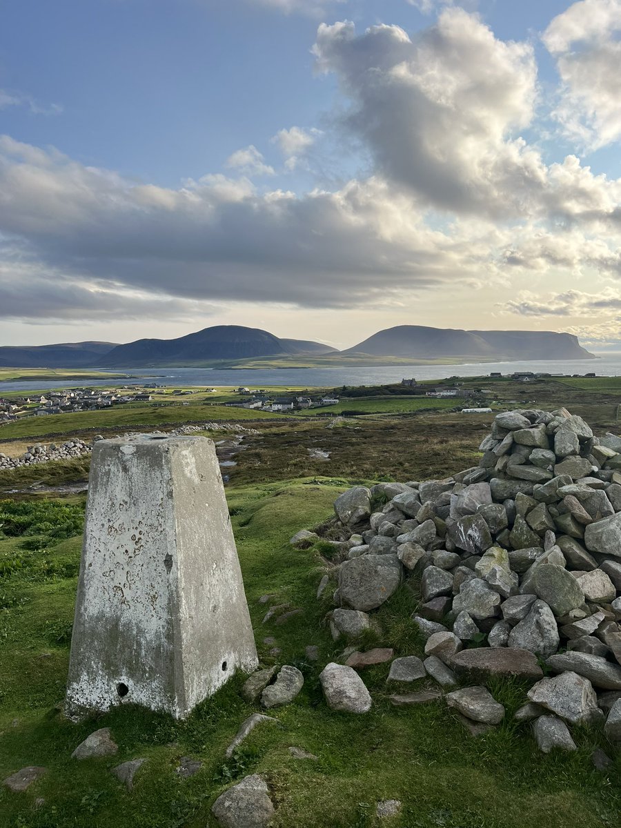 stromness_747's tweet image. What day is it? It’s #trigpointthursday of course! Here’s Brinkie’s Brae, just above my beloved hometown of Stromness in Orkney. I hope you enjoy it as much as me 😊 @TrigThursday  #trigpoint #orkney #stromness