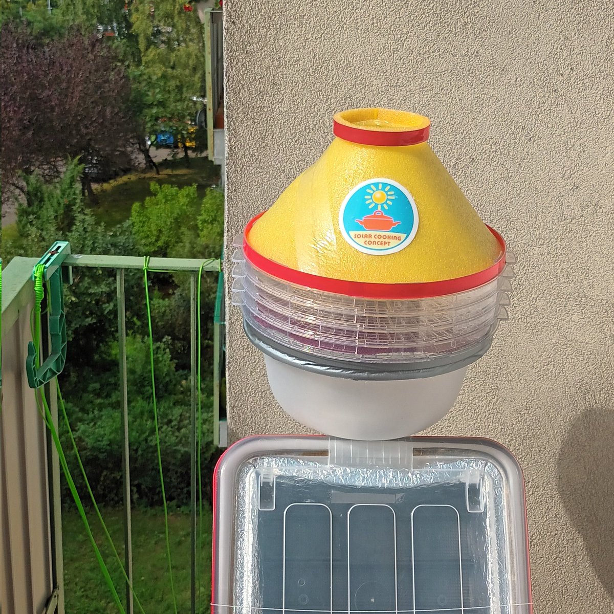 KotowskiAndre's tweet photo. ✴️ Our solar kitchen 🌞👨‍🍳🤪 works great on the balcony in #Częstochowa in #Poland 🇵🇱.
✅️ Autumn is the time for drying vegetables, fruits, ... We dried zucchini and eggplants with our DIY solar dryer. ❤️🌞🤪
#SolarDrying 
#SolarEnergy https://t.co/RtlvbHZv4z