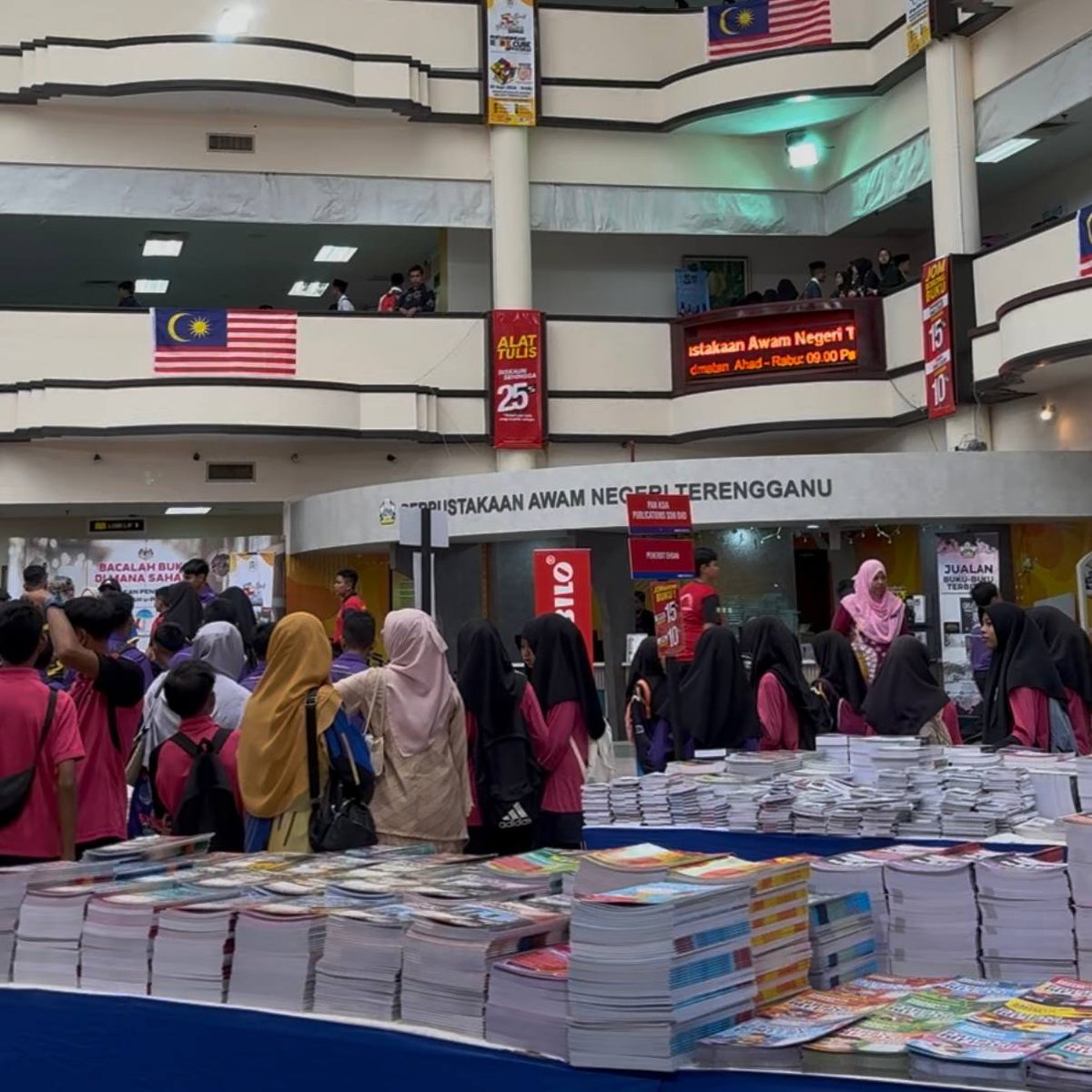komikmpts's tweet photo. Sekitar hari kedua Komik-M di Pesta Buku SMO, Terengganu ✨
📍Perpustakaan Awam Negeri Terengganu.
📅25 September - 1 Oktober 2024
🕐9.00 pagi - 10.00 malam
#komikm #pestabukusmo #ppat https://t.co/0MxTDt1cUW