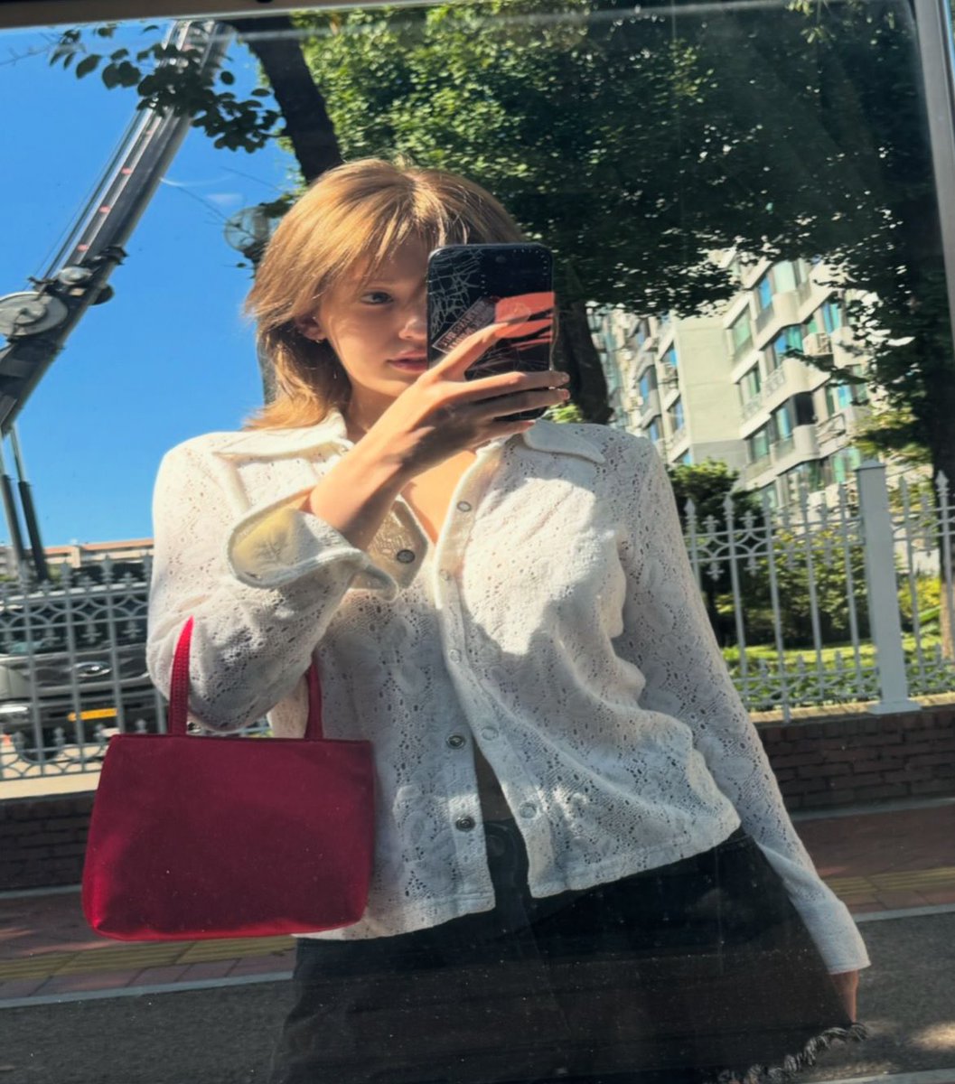xoxomijeon's tweet photo. Cuaca di luar bener-bener panas, jangan lupa pada pake sunscreen ya ☀️ https://t.co/GqYmgzSnEs